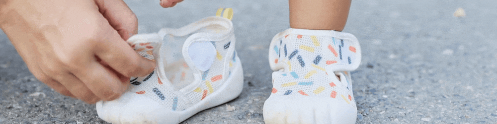Zakładanie butów dziecku – dopasowanie obuwia z szerokim noskiem (GIF)