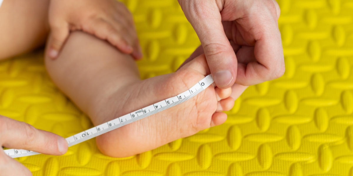 Pomiar stopy dziecka miarką – dobór rozmiaru i szerokości (zdjęcie)