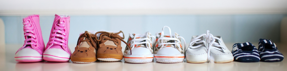 Dziecięcy buty poukładane w rzędzie