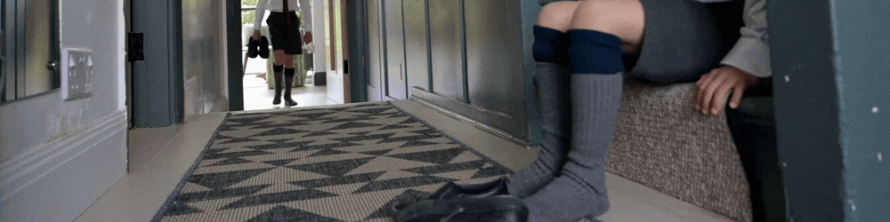 Dzieci zakładające buty