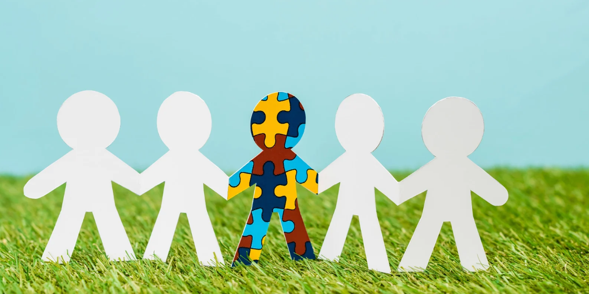 Napis Człowiek, nie puzzel – grafika o akceptacji osób w spektrum autyzmu