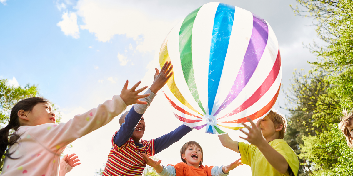 Bawiace_sie_dzeci__-_wygodne_kapcie_do_przedszkola_to_podstawa