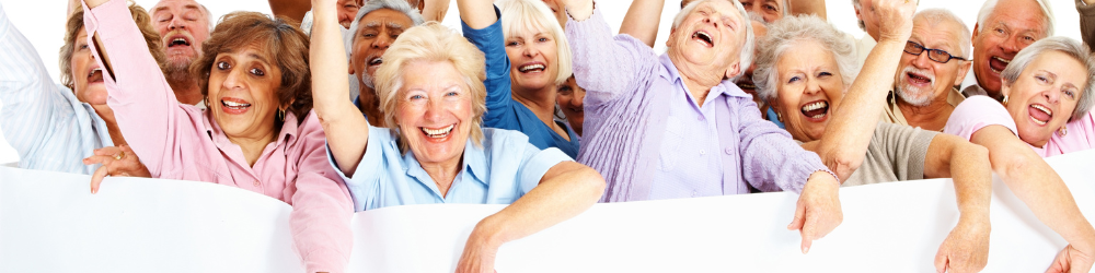 Radosna grupa seniorów – babcie i dziadkowie w wygodnym obuwiu zdrowotnym