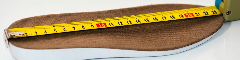 Wkładka do butów z przyłożoną miarką – pomiar długości wkładki