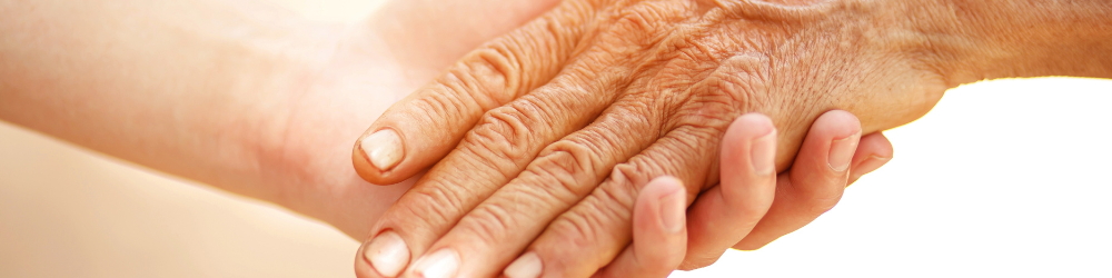 Splecione ręce – uścisk dłoni osoby starszej i młodszej