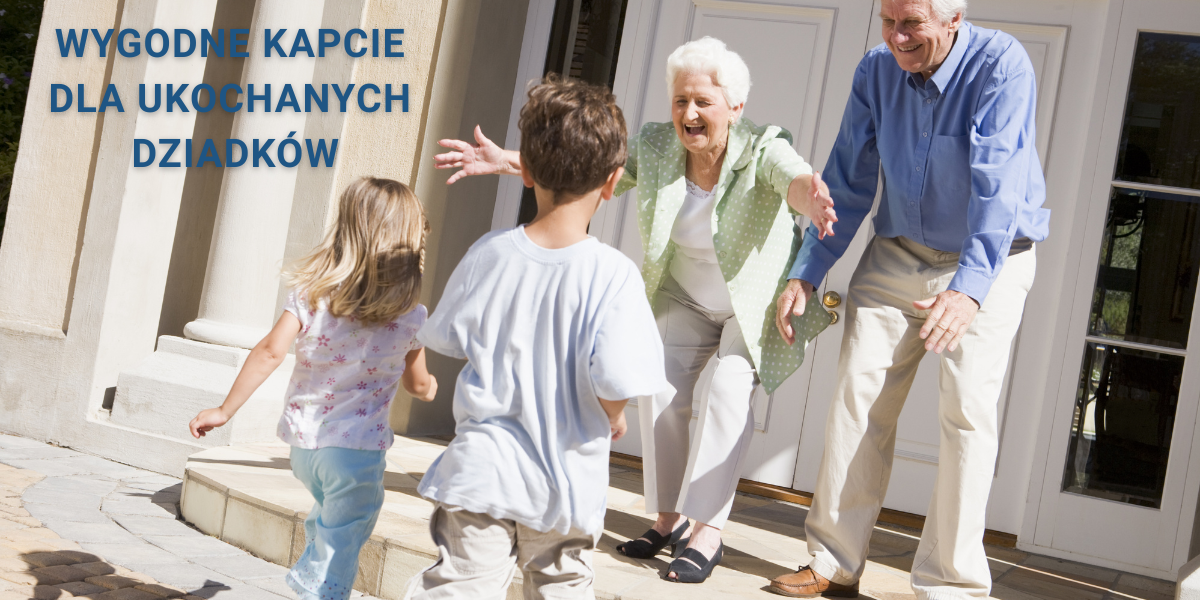 Szczęśliwe wnuki biegnące w objęcia uśmiechniętych dziadków