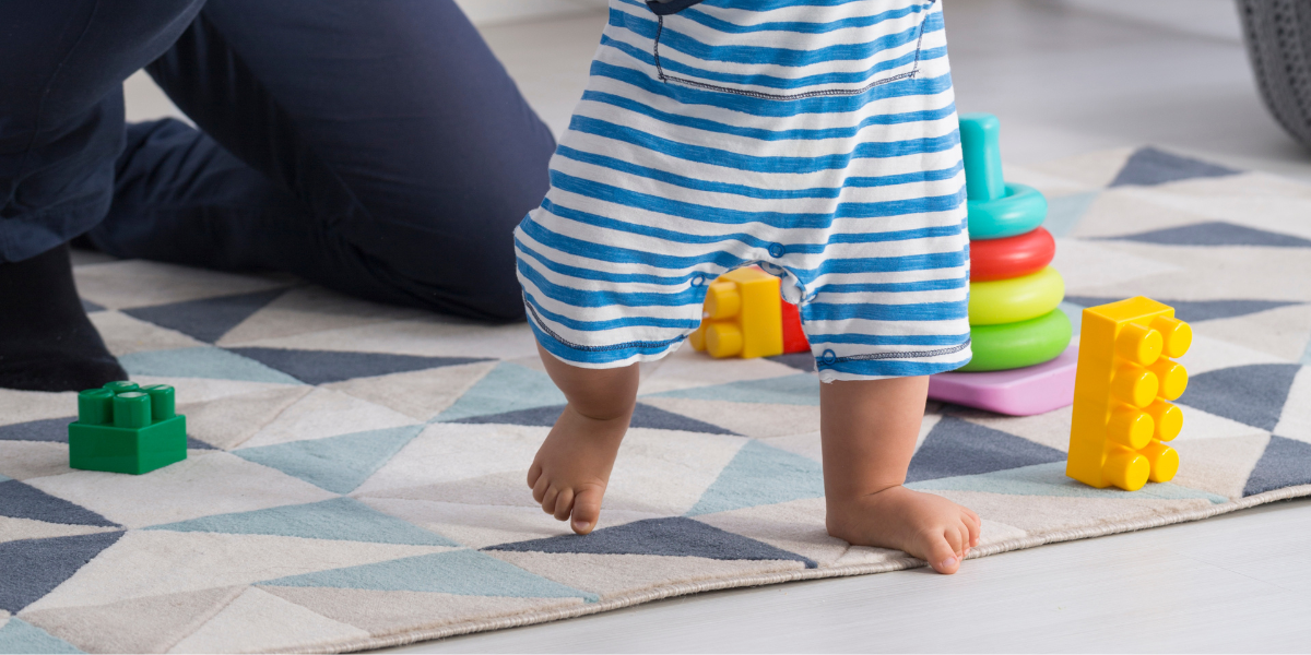Dziecko stawiające pierwsze kroki – nauka chodzenia